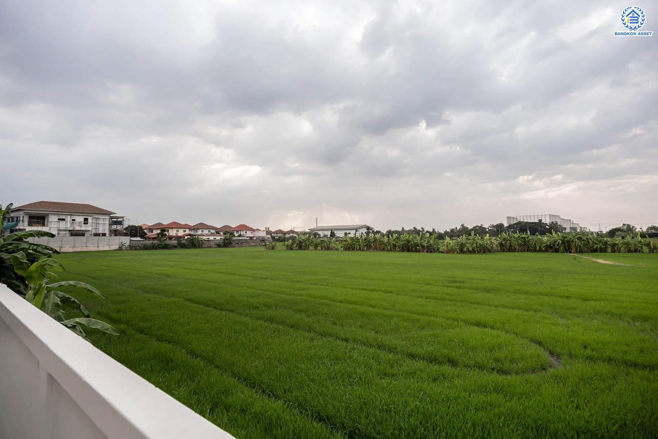 บ้านมือสองตกแต่งใหม่ โครงการ ลภาวัน15 ราชพฤกษ์ เนื้อที่ 50.5 ตร.ว. ฟังก์ชันครบ 3 ห้องนอน 3 ห้องน้ำ 2 ที่จอดรถ บ้านสวยสภาพดี พร้อมเข้าอยู่ บนทำเลศักยภาพติดถนนราชพฤกษ์ เชื่อมสู่แจ้งวัฒนะได้อย่างรวดเร็ว ใกล้รถไฟฟ้าสายสีม่วง "สถานีบางรักใหญ่"